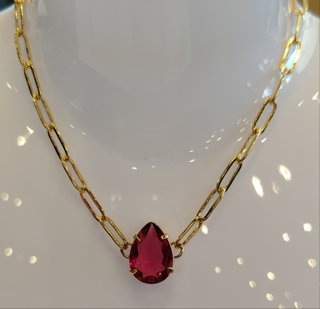 Pulsera con eslabones largos y cristal color rojo en forma de gota