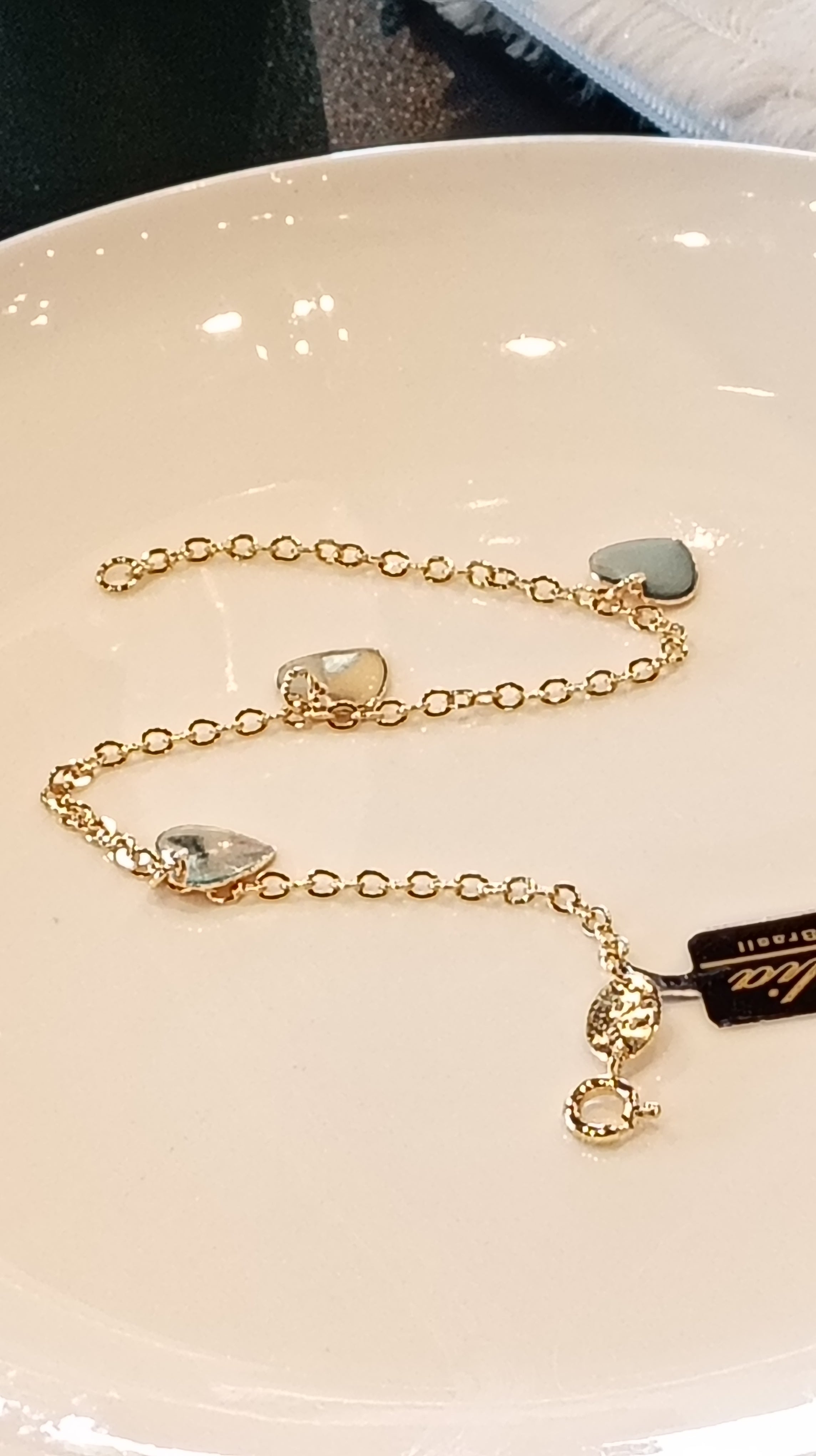 Fina pulsera con tres corazones.