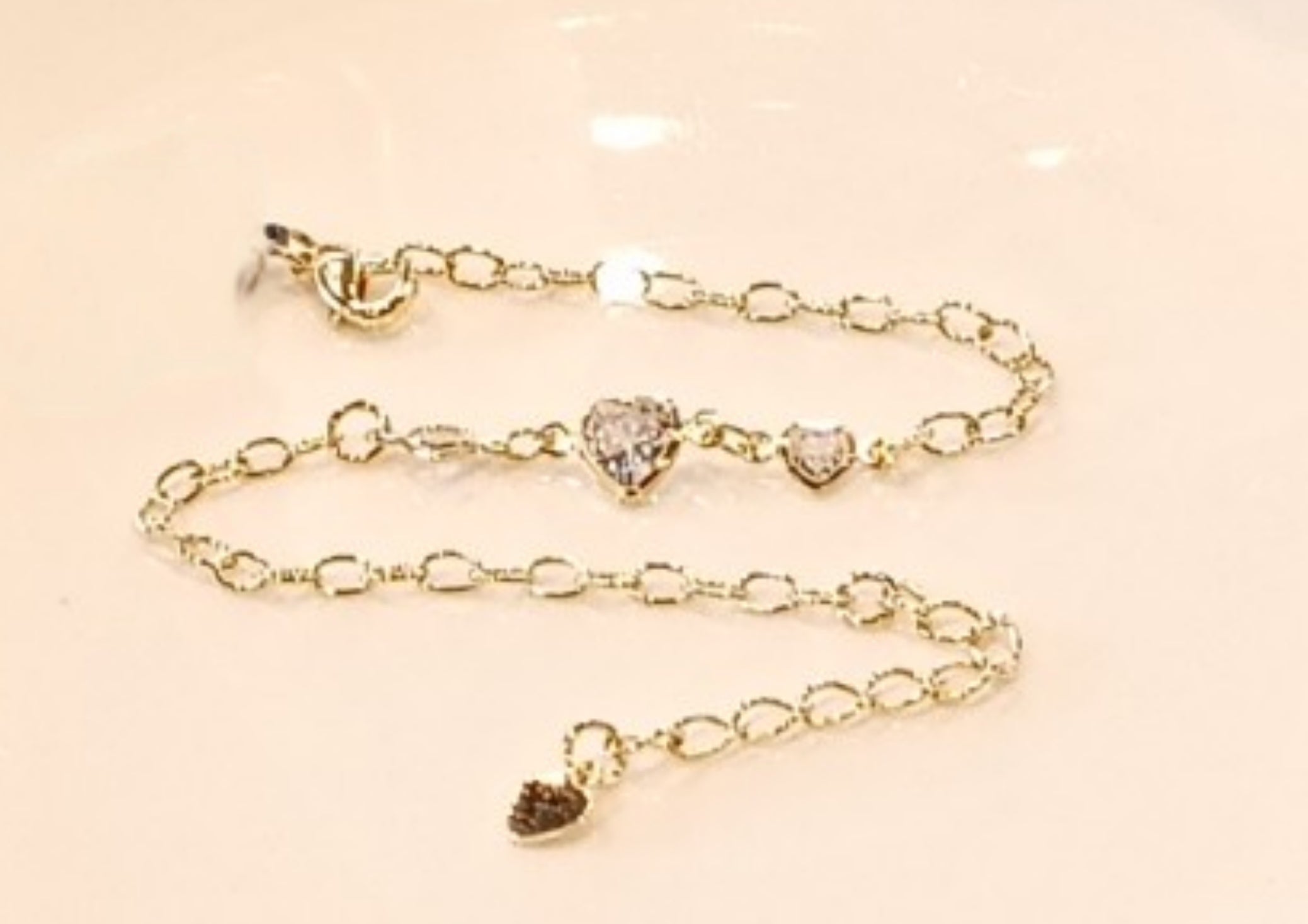 Pulsera con cristales en forma de corazón