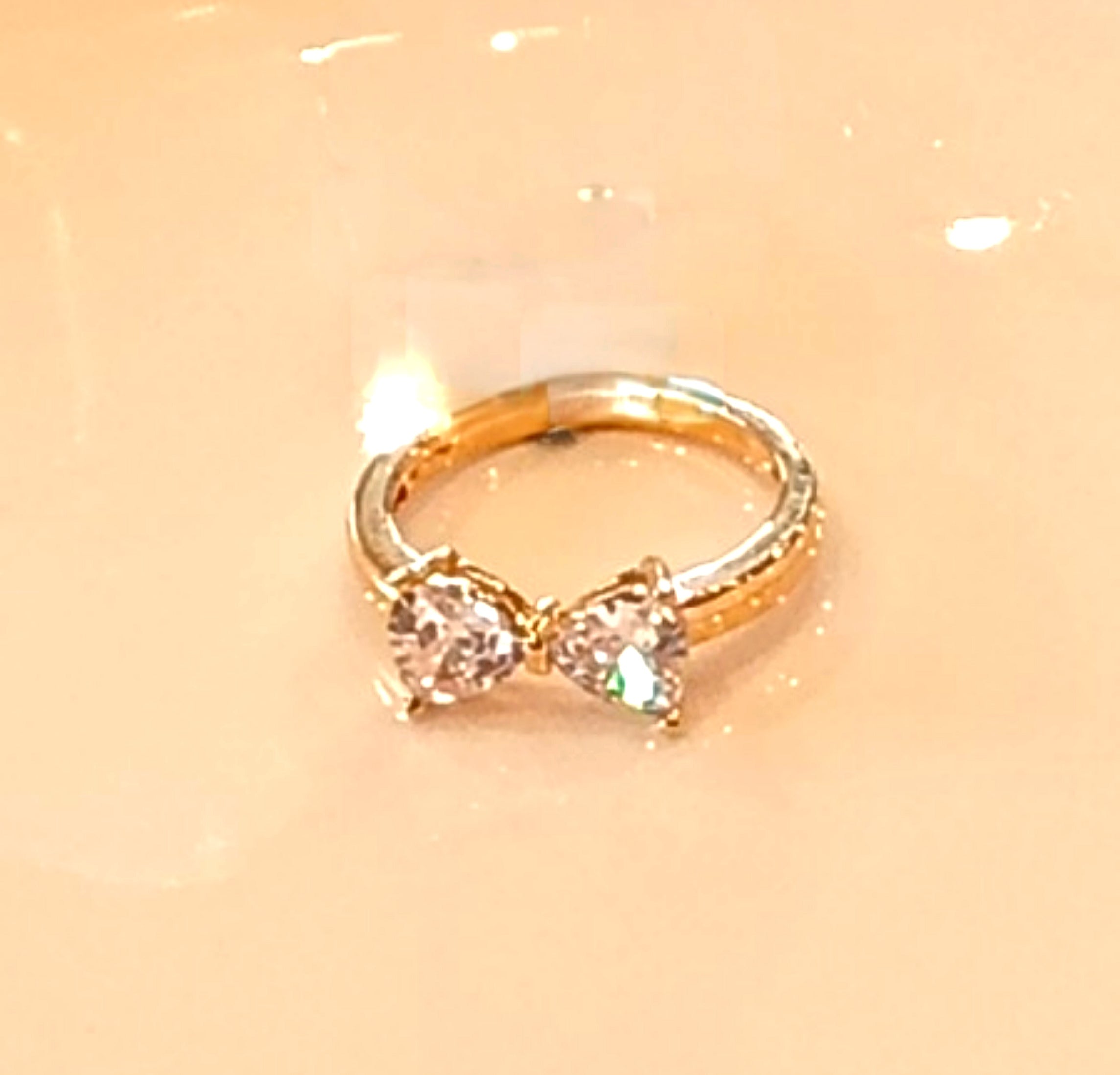 Anillo en forma de lazo