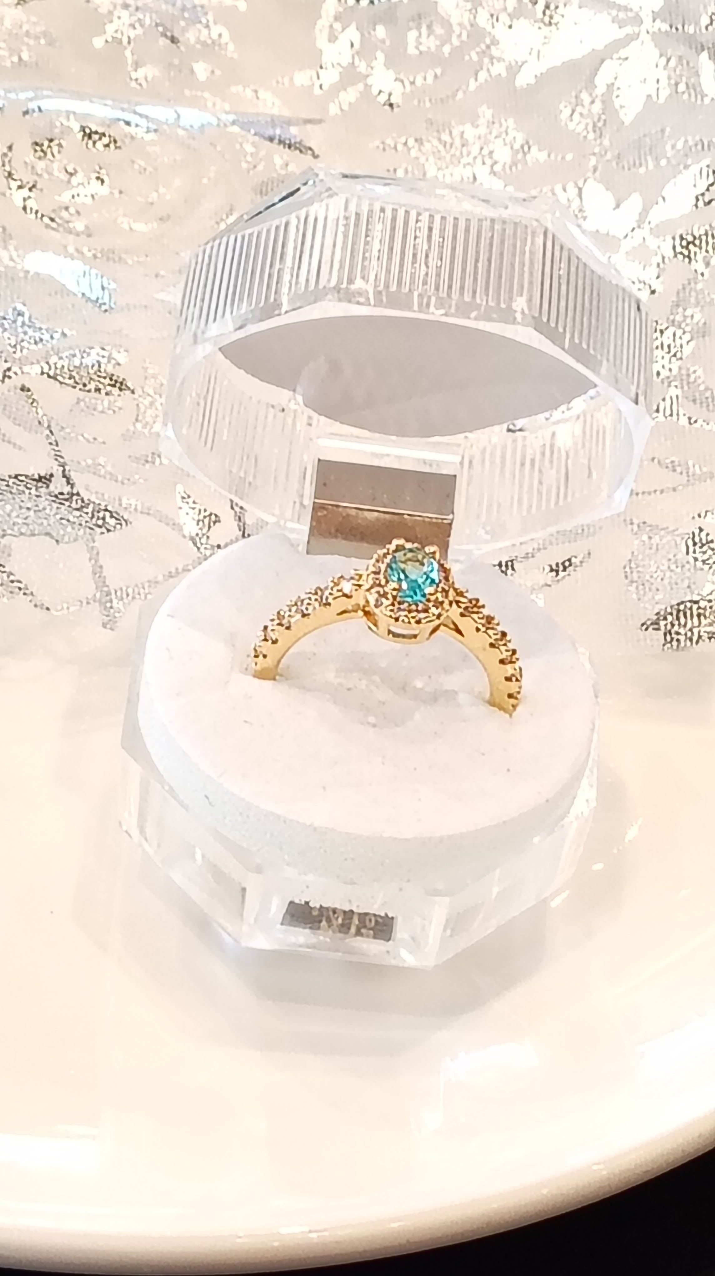 Anillo con gema color turqueza